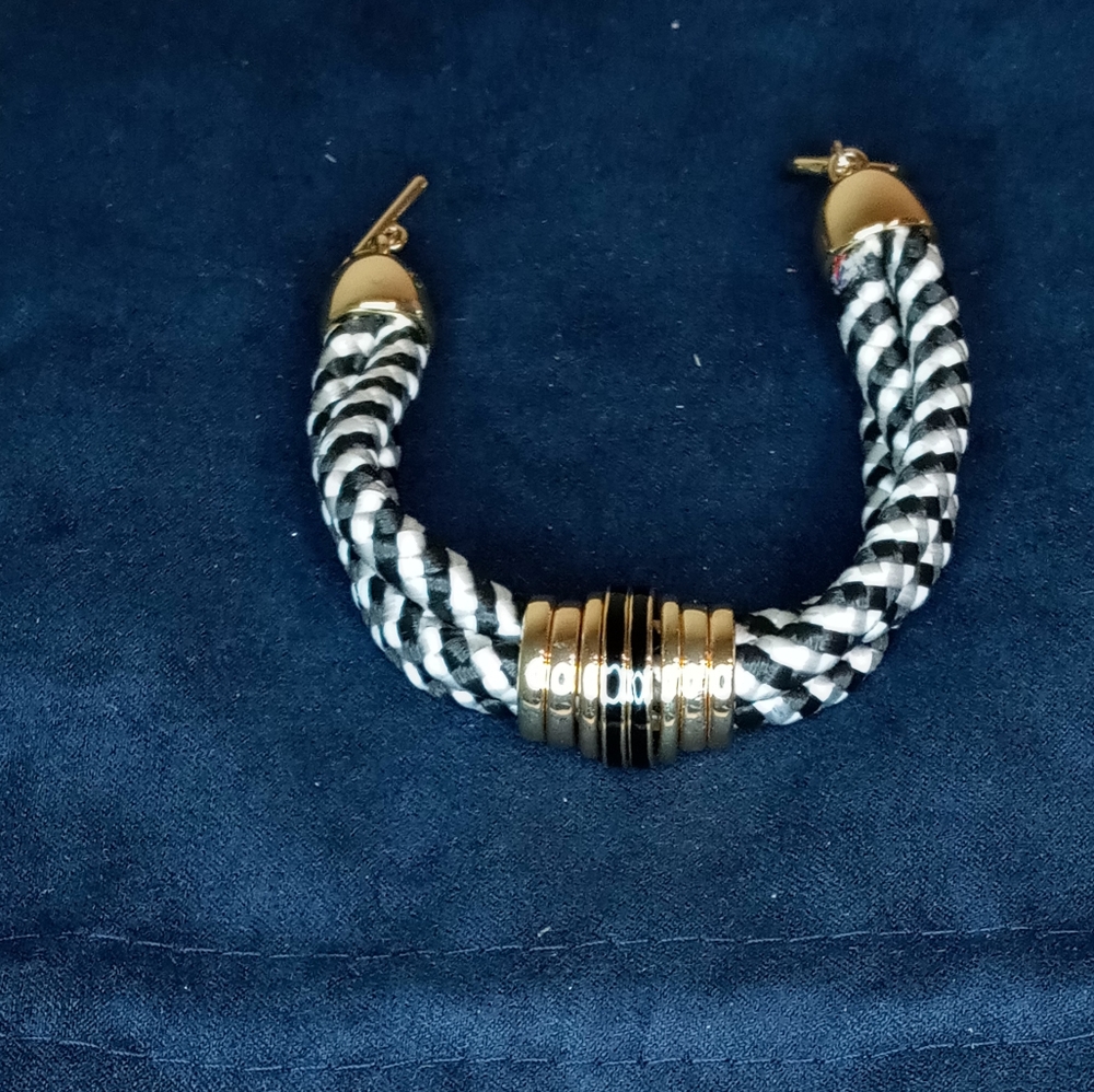 Knit and metal bracelet